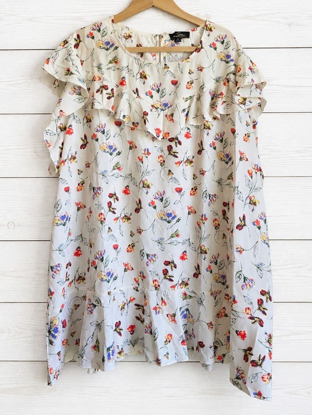 NWT Suzanne Betro White Floral Ruffle Top Suze 4XL